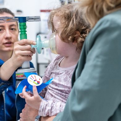 Kinder sind meist erst ab einem Alter von fünf Jahren in der Lage, die Lungenfunktionstests zu absolvieren, die für eine Asthma-Diagnose nötig sind. Im Bild ein Kind bei einem Atemtest.  (Bild: Kinderspital Zürich, Valérie Jaquet)