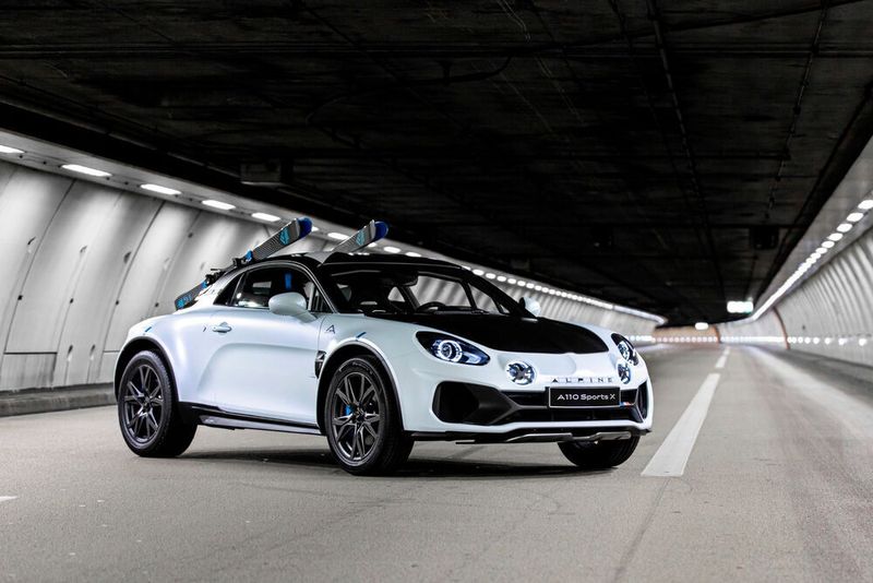 Im Vergleich zum normalen A110 wurden beim Sports X die Karosserie höher gelegt und die Radhäuser verbreitert. (Alpine)