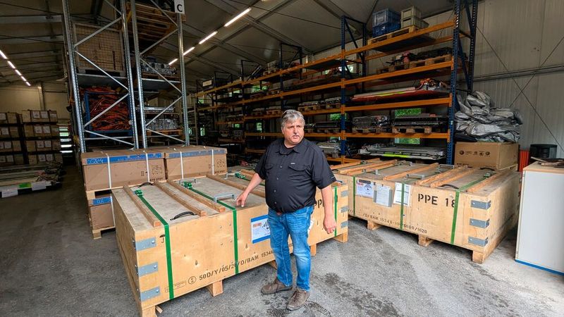 Manuel Ruhfass in seinem Element bzw. bei seinen Speichern. Wann haben Sie das letzte Mal eine Halle mit so vielen Traktionsbatterien gesehen, oder besser gesagt: Haben Sie schon jemals so viele Akkus auf einen „Haufen“ gesehen? (Bild: VCG – Dominsky)