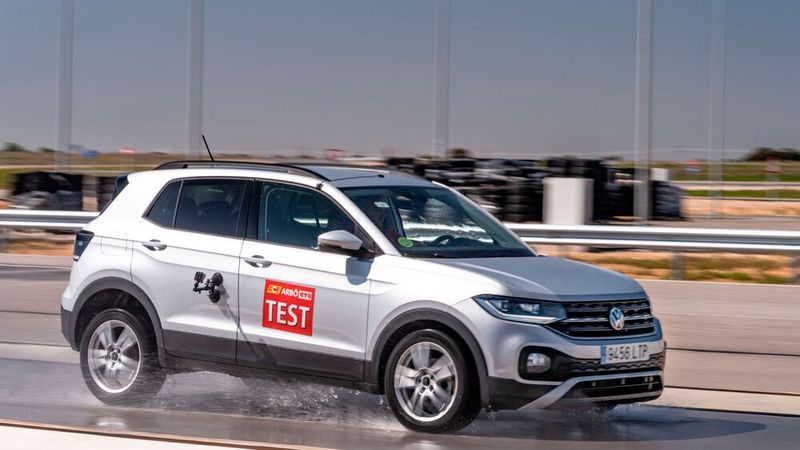 Wichtiger für den Autofahreralltag zwischen Flensburg und Garmisch sind zweifellos die Qualitäten auf Nässe. Okay, zwischen Flensburg und München. (Bild: Konstantin Tschovikov)