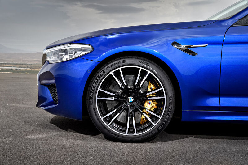 Serienmäßig kommt der M5 mit 19-Zoll-Rädern, optional sind auch 20 Zoll möglich. (BMW)