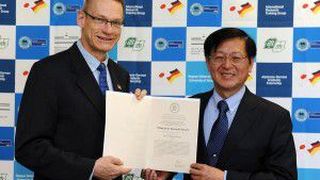Prodekan Prof. Dr. Jan Andersson (links) verlieh Prof. Dr. Kazuyuki Tatsumi die Ehrenpromotion des Fachbereichs Chemie und Pharmazie.  (Bild: WWU - Grewer)