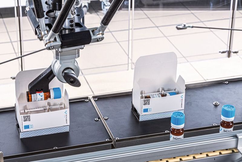 Die etikettierten Vials werden in die Kartons geladen. (Bild: Frieder Daubenberger)