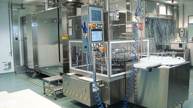 Neue rotierende Reinigungsmaschine von Steriline, die innerhalb der Linie für das aseptische Abfüllen von Vials mit dem Entpyrogenisierungstunnel verbunden ist. (Pierre Fabre/Steriline; ©Swapan - stock.adobe.com)