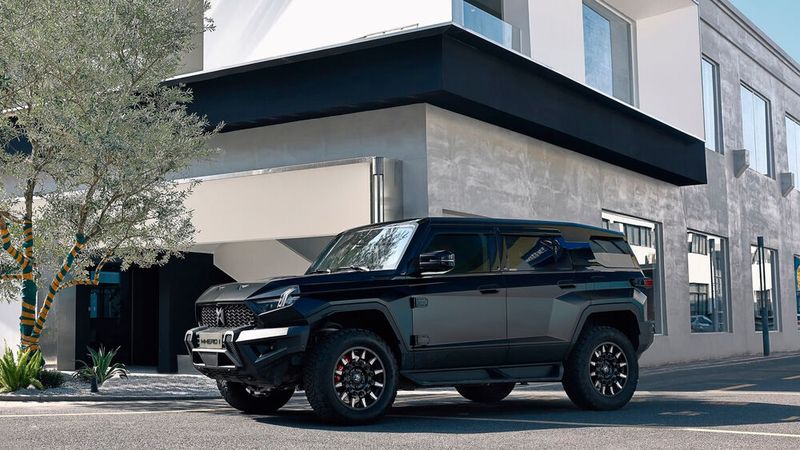 Alles an diesem knapp fünf Meter langen und mehr als zwei Meter hohen sowie breiten Geländewagen ist extrem und einschüchternd. (Bild: Dongfeng)