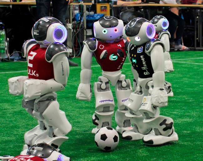 Über 40 internationale Teams von Hochschulen und Forschungseinrichtungen kämpften in sechs Major Ligen um den Sieg, es traten Fußball-, Service- und Rettungsroboter und Robotern für die Industrie an.  (Tough Dribbling / Tim Laue / CC BY-SA 4.0)