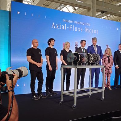 Start of Production des Axial-Fluss-Motors bei Mercedes-Benz in Berlin-Marienfelde. Dabei waren unter anderem drei Beschäftigte aus dem Werk Marienfelde (l.), Michael Schiebe (4. v.l.), Produktionschef des Autoherstellers; Verkehrsminister Patrick Schnieder; Ute Bonde, Senatorin für Mobilität, Verkehr, Klimaschutz und Umwelt des Landes Berlin; und Markus Keicher, Leiter des Mercedes-Werks Marienfelde. (Bild: Thomas Günnel – Automobil Industrie)