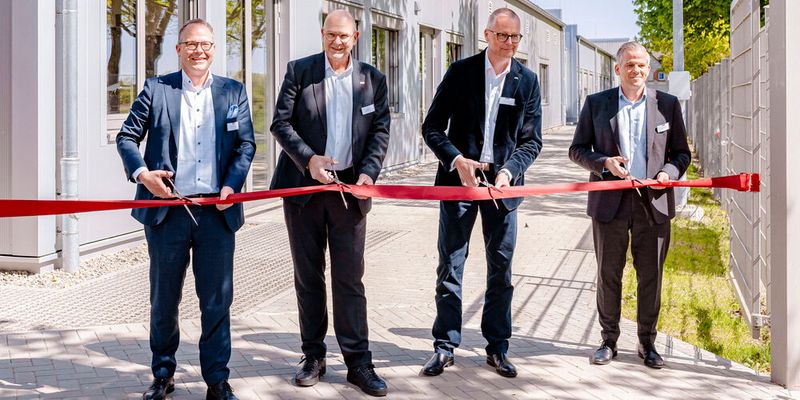Christian Kluge, Frank Prüße (Bürgermeister von Lehrte), Dirk Davidis (Leiter PRO Service DACH) und Sebastian Veith (Leiter PRO Werk Lehrte) bei der Eröffnung des neuen Schulungszentrums in Lehrte (v. l.). (Bild:  Miele)