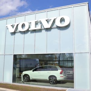 Eines der auffälligsten Elemente der neuen Außen-CI, im Bild das Autohaus Sachs, ist die Fassade aus satiniertem Glas. Nur einzelne Fahrzeuge werden durch Klarglasemente in den Fokus gestellt. (Foto:  Mauritz)