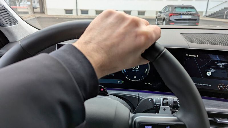 Mit der richtigen Handhaltung beim Lenken kann man ihn zwar leicht lahmlegen – fängt sich dann aber Mecker vom System ein. „Fahrerüberwachung ausgefallen!“ (Bild: Rosenow – VCG)