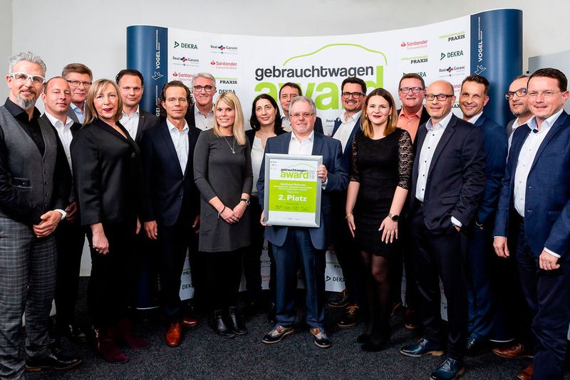 Die Zweiplatzierten: das Team vom Autohaus Hofmann; ebenfalls mit Jury und Gratulanten. (Stefan Bausewein)