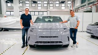 Carsten Breitfeld (rechts), noch zu Byton-Zeiten, neben einem Prototypen und dem Byton-Mitgründer Daniel Kirchert. (Byton)