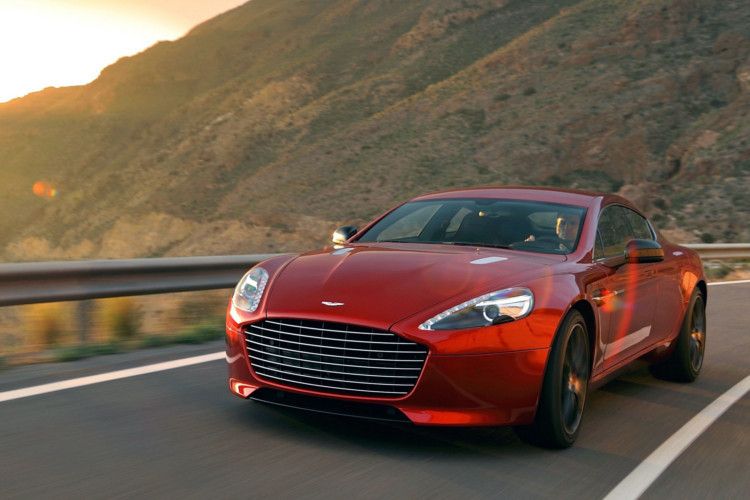 Bei fast zwei Tonnen Gewicht soll der S trotzdem agil und sportlich zu bewegen sein. Ursache dafür ist wohl auch das adaptive Dämpfersystem mit den drei Modi Normal, Sport und Track. (Foto: Aston Martin)