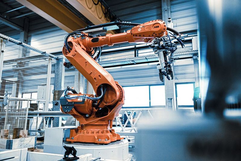 Auf der Anlage von Mössner werden Rundstähle mit einem Durchmesser von 30 bis 100 Millimetern und einer Länge von 300 bis 2.000 Millimetern bearbeitet. Ein Roboter ist für das Be- und Entladen der Anlage zuständig. (Bild:  Gabo Stahl)