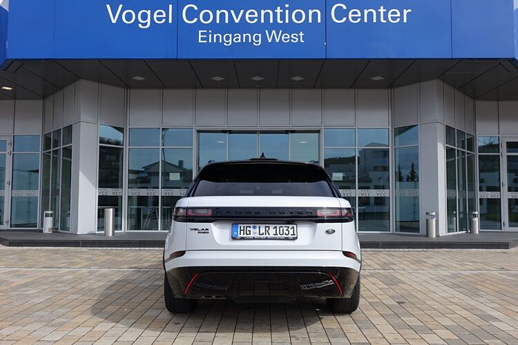 Der Velar ist um mehr als zehn Zentimeter niedriger als der Range Rover Sport; ist dennoch absolut Geländetauglich. Grund dafür sind neben der aktuellen Allradgeneration bis zu 25 Zentimeter Bodenfreiheit (mit optionaler Luftfederung) und eine Wattiefe von maximal 65 Zentimetern. Dank der unterschiedlichen Offroad-Programme passt sich der Velar automatisch an die verschiedenen Bedingungen an und meistert diese problemlos. (Jens Scheiner)