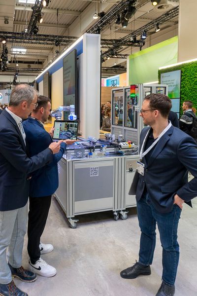 Ascon Systems ist ein Unternehmen, das Lösungen für digitale Zwillinge und Automatisierung in der Fertigung bietet. Threedy ist spezialisiert auf Spatial-Computing-Technologie. Auf der Hannover Messe zeigten sie am Stand von Microsoft gemeinsam, wie Hersteller über eine Standard-Kollaborationssoftware wie Teams Produktionsumgebungen auf Smartphones oder Tablets in 3D und in Echtzeit zugänglich machen können. Diese Möglichkeit der Live 3D Factory Twin Visualization entsteht durch die Kombination der digitalen Zwillinge von Ascon und der 3D-Visualisierungstechnologie von Threedy. (Bild: Vogel Communications Group)