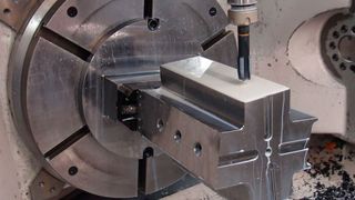 Auf seinen Okuma-Maschinen erreicht der Hersteller beim Stirnfräsen im Stahl C45 mit Iscar-Werkzeugen die übliche Oberflächenqualität Ra 0,2. (Bild: Kastr)