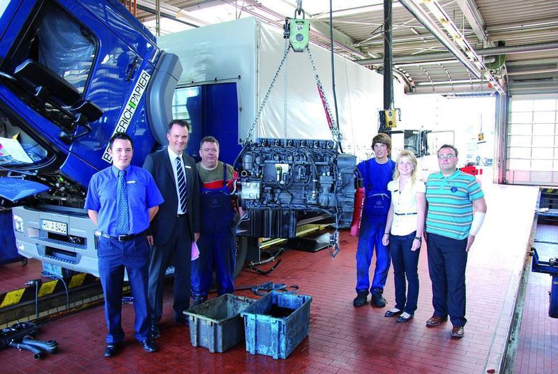 Insgesamt 82 Mitarbeiter kümmern sich in Obereisesheim um die Nutzfahrzeugkunden. Im Bild: Robert Zank (Azubi), Mike Schäfer (Serviceleiter), Hans-Dieter Henne (Kfz-Mechaniker), Tobias Reicher (Azubi), Monika Matic (Azubi), Tobias Holzwarth (Assistent der Serviceleitung) (v. li.). (Archiv: Vogel Business Media)