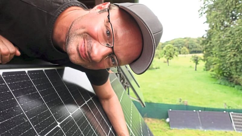 Der „Akkudoktor“:  Andreas Schmitz ist vielen vor allem aus seinem YouTube-Kanal bekannt. Anders als klassische Influencer setzt er jedoch nicht auf vereinfachte Versprechen, sondern auf nachvollziehbare Analysen. Im Mittelpunkt stehen Zahlen, Modelle und reale Anwendungsszenarien.(Bild:  Andreas Schmitz, c/o REACH OUT GmbH)