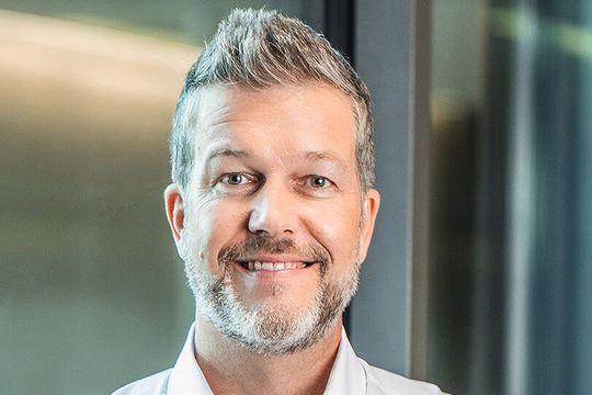 Oliver Schorer ist seit 1999 bei CHG-MERIDIAN verantwortlich für die IT und wurde 2009 Chief Information Officer (CIO) der CHG-MERIDIAN-Gruppe. Seit 2013 ist er im erweiterten Vorstand und hat seither den Auf- und Ausbau von ergänzenden Service-Leistungen des Unternehmens vorangetrieben. Seit 2017 ist Schorer Vorstandesmitglied und als CIO verantwortlich für IT und Services.(Bild:  www.christianlordotto.de / CHG MERIDIAN)