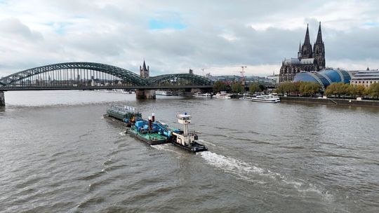 In vier Module geteilt, wurde die Konstruktion mittels mehrerer Schubschiffverbände über den Rhein transportiert.(Bild:  EDL)