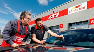 An Carglass führt in Sachen Autoglasreparatur kaum noch ein Weg vorbei. Mit dem Erwerb des ATU-Geschäftsbereichs baut das Kölner Unternehmen seine Marktmacht weiter aus. (Bild: ATU)