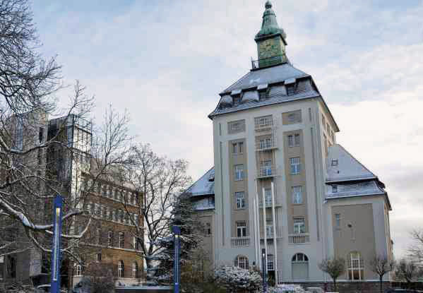 Der über einhundert Jahre alte Pützerturm ist das Wahrzeichen von Merck in Darmstadt. Er steht im zentralen Bereich der Konzernzentrale und damit im Schnittpunkt von Öffnung, Verbindung, Innovation und Identität. Aktuell kooperiert Merck mit … (Merck)