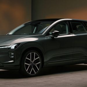 Die Preise für das Basismodell EX60 P6 Electric mit der mittleren Ausstattung Plus starten bei 62.990 Euro. Neu ist die abgebildete Farbe Frost Green.(Bild:  Volvo)