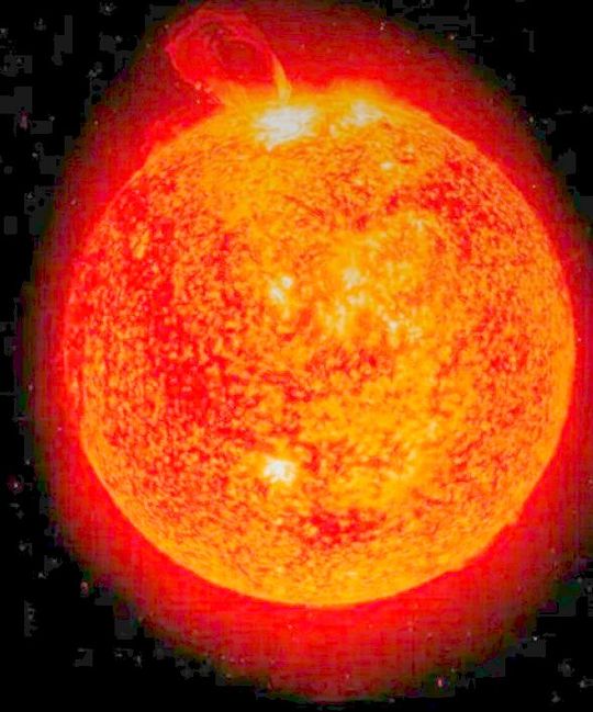 Die Sonne macht uns vor, wie die Kernfusion funktioniert: Protonen verschmelzen zu Heliumkernen, was Unmengen an Energie freisetzt. Deutschland hat nun ein Programm gestartet, das in etwa 15 Jahren ein kommerziell nutzbares Kernfusions-Kraftwerk bringen soll.(Bild:  Nasa)