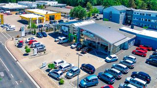 Auch das Fahrzeughaus Gifhorn Süd präsentiert sich in der neuen CI der Marke. (Foto: AH Wolfsburg)