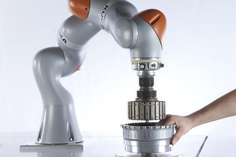 LBR signifie « Leichtbauroboter » (robot léger), iiwa signifie « intelligent industrial work assistant ». Le LBR iiwa redéfinit le champ des possibilités de la robotique industrielle. (Image: Kuka-Roboter Schweiz AG)