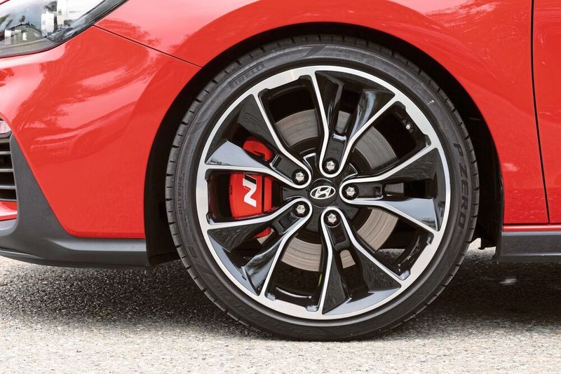 Von der regulären Variante unterscheiden sich die N-Modelle nicht nur durch die lackierten Bremssättel mit N-Logo. (Hyundai)