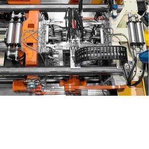 2 Kunststoffteileherstellung: Groß-Spritzgieß-Maschine von Husky.