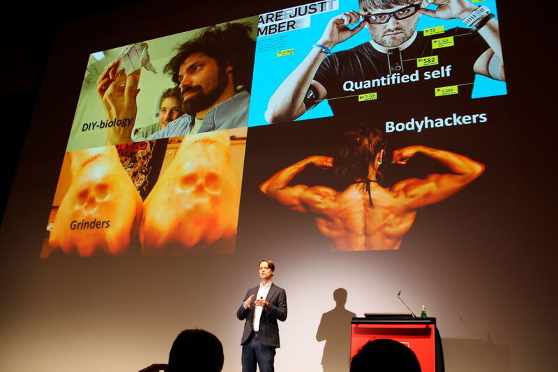 Cebit Preview 2016: Sjöblad selbst hat einen NFC-Chip in seine Hand implantieren lassen. (Bild: Horn)