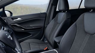 Der untere Querträger der Rückenlehne des Vordersitzes kann im Astra und im Insignia falsch verschweißt sein. (Opel)