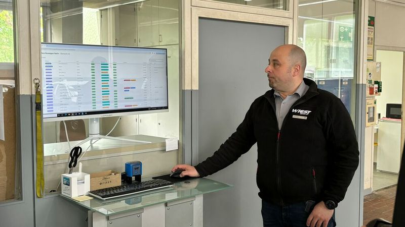 Goran Djukic, Serviceleiter am Standort, gab der Jury einen Einblick in den vollständig neu aufgestellten und digitalen Prozess. Mit Anlieferung der Fahrzeuge werden die benötigten Daten in das Organisations- und Datenbanktool „Airtable“ eingepflegt. Sind alle relevanten Daten enthalten, erstellt und terminiert das Programm selbstständig Arbeitsaufträge, die dann nacheinander abgearbeitet werden können. So ist jedes Auto dann fertig, wenn es am Ende ausgeliefert werden soll. Außerdem können über das Programm Zusatzarbeiten, Herstelleraktionen oder Transportschäden dokumentiert werden. (Bild: Schreiner – VCG)