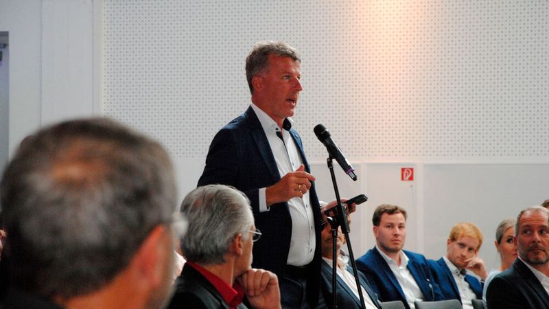 Aus dem Plenum kamen immer wieder wichtige Nachfragen zu den vorgestellten Ansätzen. (Bild: Simon – »kfz-betrieb«)