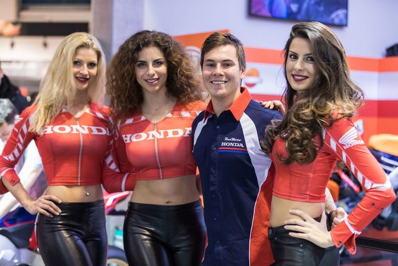 Valentin Guillod, MXGP-Fahrer und die Grid Girls. (MCH Messe Schweiz (Zuerich) AG)