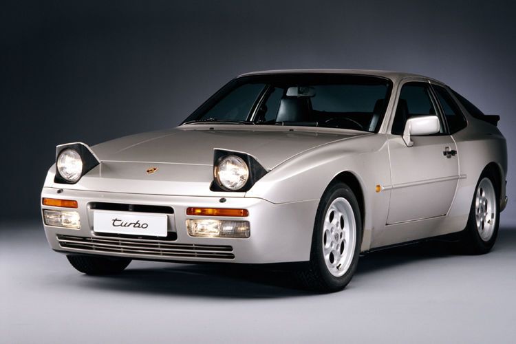 Im Modelljahr 1982 kam eine vierte Porsche Baureihe auf den Markt: Der 944 füllte die preisliche und leistungsmäßige Lücke zwischen dem 924 und dem 911 SC. Der Motor leistete bis zu 165 PS, in der Turbo-Version bis zu 250. (Porsche)