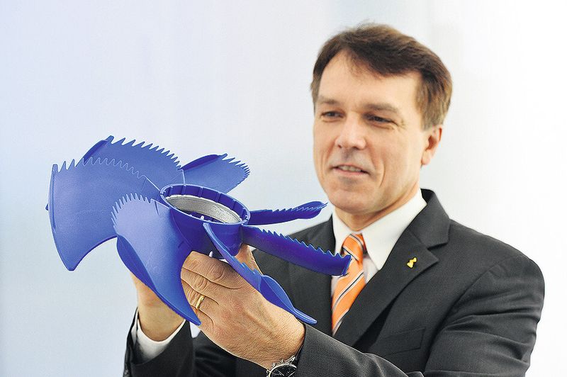 Ziehl-Abegg-Vorstand Peter Fenkl zeigt den bionischen Bioventilator, dem auch ein Vortrag gewidmet ist. (Bild: Ziehl-Abegg)
