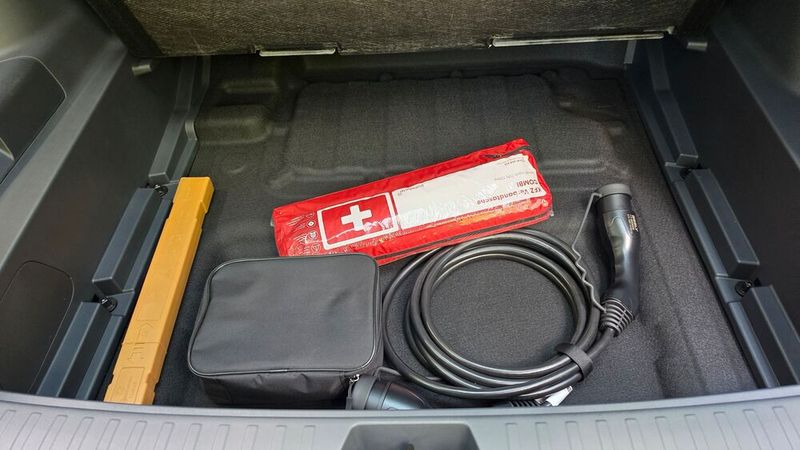 Das Ladekabel lässt sich platzsparend im 100 Liter fassenden Laderaum unter dem Ladeboden verstauen. (Bild: Mauritz – VCG)