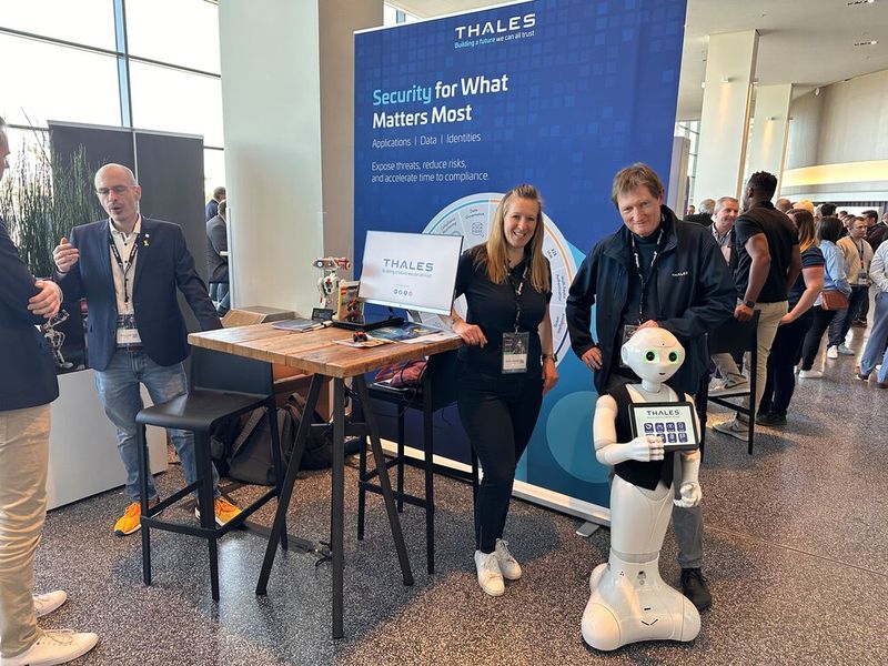 Das Thales Team hatte den charmantesten Promoter am Stand. (Bild: Vogel IT-Medien GmbH)