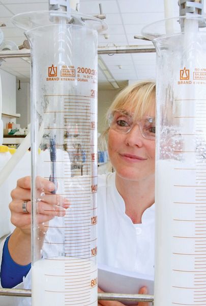 In modernen Labors forschen Schmierstoffexperten wie Rhenus Lub konsequent an zukunftsfähigen Produkten, die keiner Kennzeichnungspflicht unterliegen und im Hinblick auf Anwenderschutz und Leistungsstärke keine Kompromisse eingehen. (Bild: Rhenus Lub)