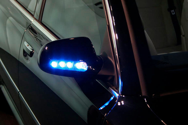 Ebenfalls beliebt: Blaulichter in den Seitenspiegeln, um sich freie Fahrt zu verschaffen. (Foto: press-inform)