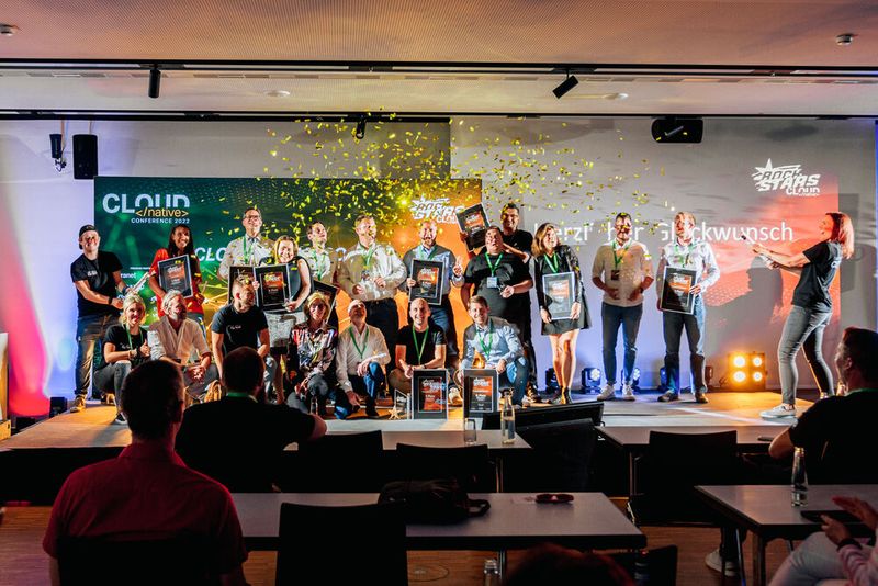 Goldregen: Für Stimmung bei den CLOUD NATIVE ROCKSTARS und der Jury sorgen Svenja Mohn und Jago Heinisch von der Vogel IT-Akademie per Konfettikanone. Weitere Bilder im Rückblick der Vogel-IT-Akademie. (Bild: berndrottmann.com)