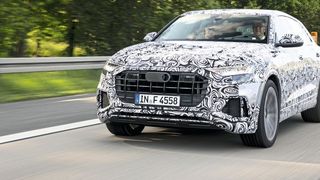 Der Audi Q8 – mit eindrucksvoller Kühlermaske, breitem Fahrzeugkörper, ausgestellten Kotflügeln und einem scharfen Coupéheck. (Audi/Tobias Kempe)