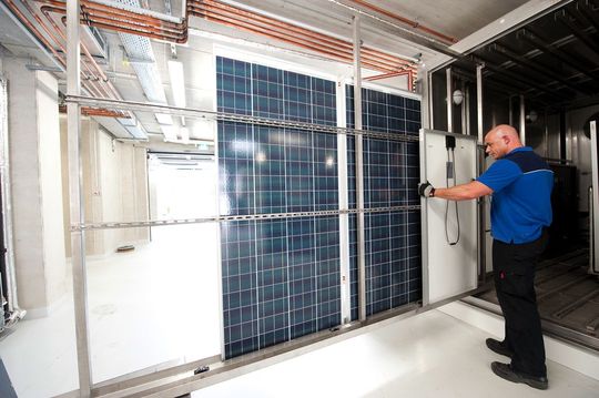 Fertigung von Solarpanels: Bestückung in der Klimakammer des neuen Prüfzentrums in Köln(Bild:  TÜV Rheinland)