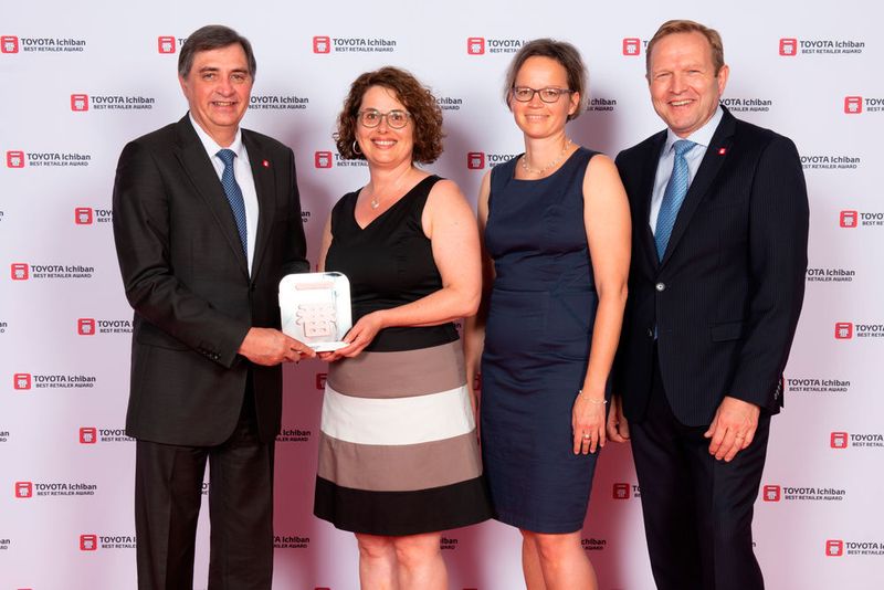 Angela Maurer und Elke Sontheimer (2. und 3. v. li.) vertraten das Autohaus Maurer. (Toyota)