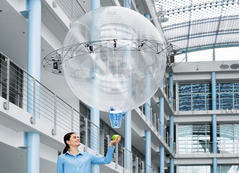 Mit dem Free Motion Handling zeigt Festo ein autonom fliegendes Assistenzsystem, das problemlos mit dem Menschen interagieren und ihn bei schweren Arbeiten unterstützen kann.  (Bild: Festo)