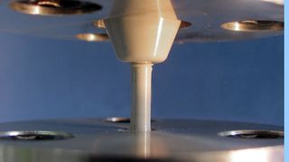 Eine neu designte keramische Dehnverschraubung mit 4 mm Schraubendurchmesser wird auf ihre Belastbarkeit geprüft. (Bild: Fraunhofer IWM)